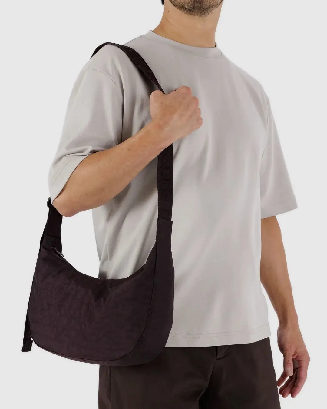 Medium Nylon Crescent Bag Chocolate Plum| Baggu