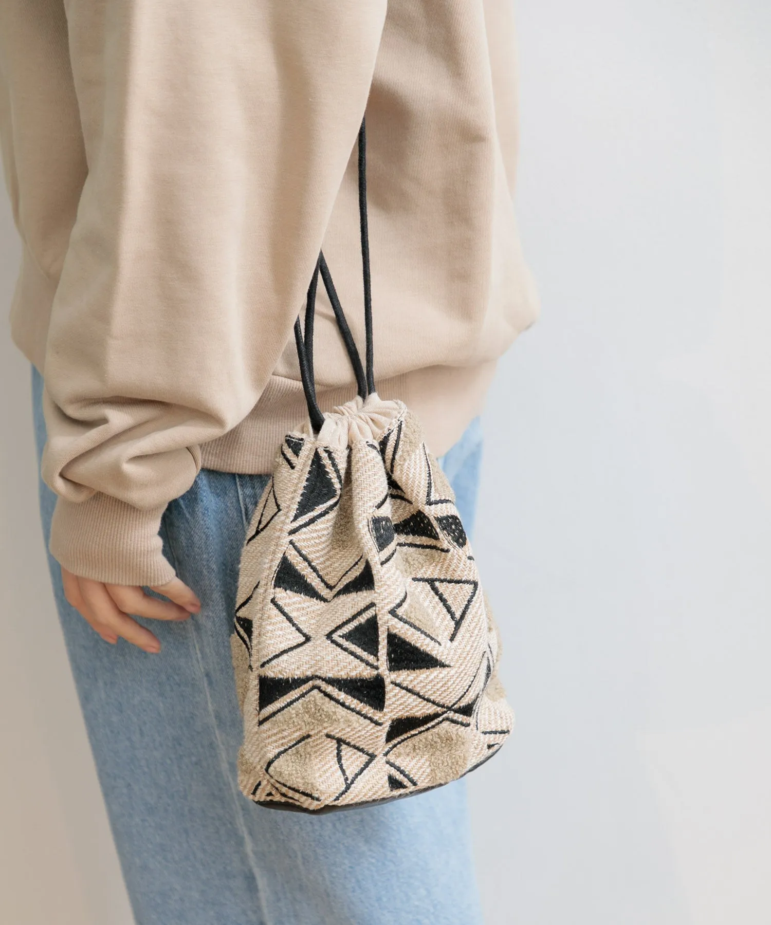 【WOMEN】beej drawstring emb bag